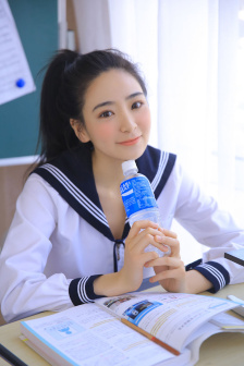 美女扒开粉嫩尿口的桶爽