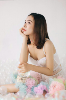 少女观看第6集视频播放